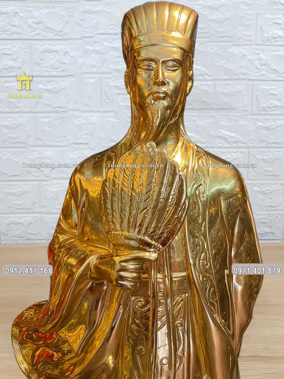 Tay phải của ông cầm quạt phe phẩy vô cùng ung dung, tự tại